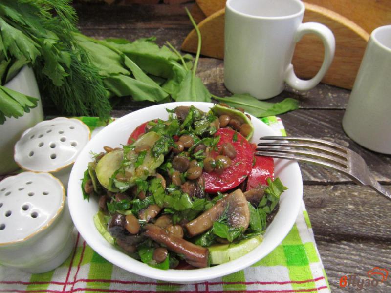 Фото приготовление рецепта: Салат с чечевицей грибами и кабачком шаг №8