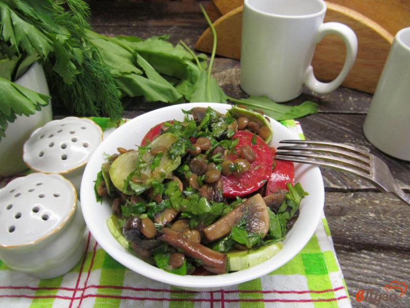 Фото приготовление рецепта: Салат с чечевицей грибами и кабачком шаг №7