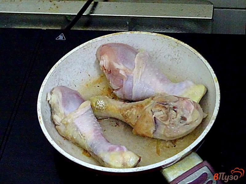 Фото приготовление рецепта: Куриные голени с вялеными помидорами, маслинами шпинатом в сливочном соусе шаг №1