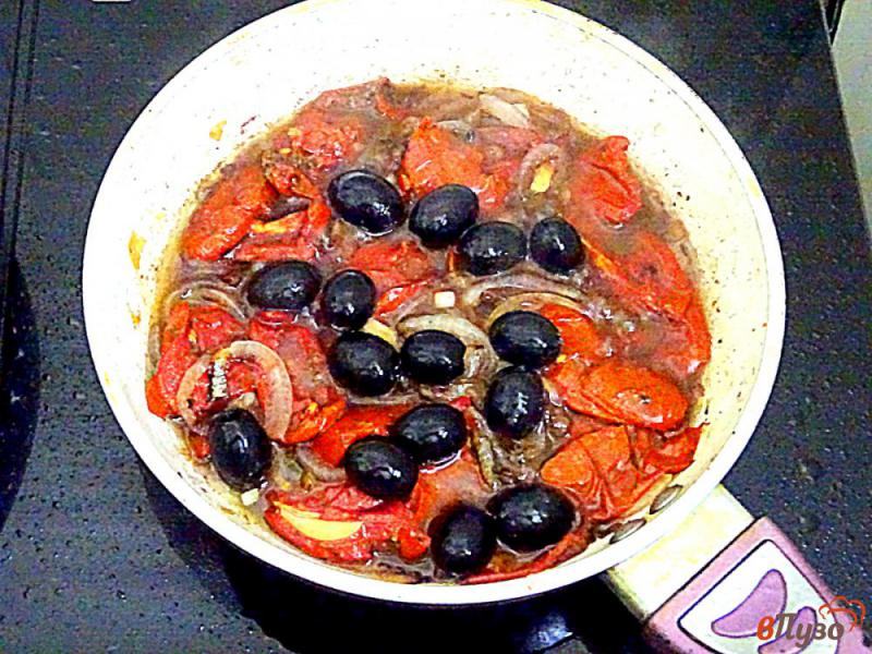 Фото приготовление рецепта: Куриные голени с вялеными помидорами, маслинами шпинатом в сливочном соусе шаг №2