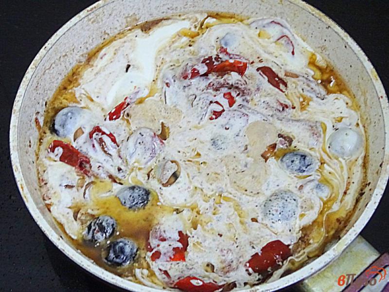 Фото приготовление рецепта: Куриные голени с вялеными помидорами, маслинами шпинатом в сливочном соусе шаг №3