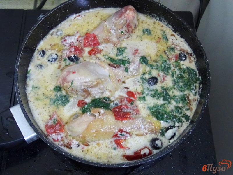 Фото приготовление рецепта: Куриные голени с вялеными помидорами, маслинами шпинатом в сливочном соусе шаг №4