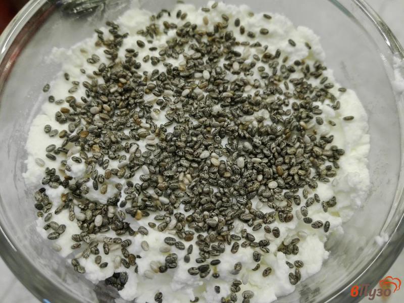 Фото приготовление рецепта: Слоеный десерт из клубники с семенами чиа шаг №7