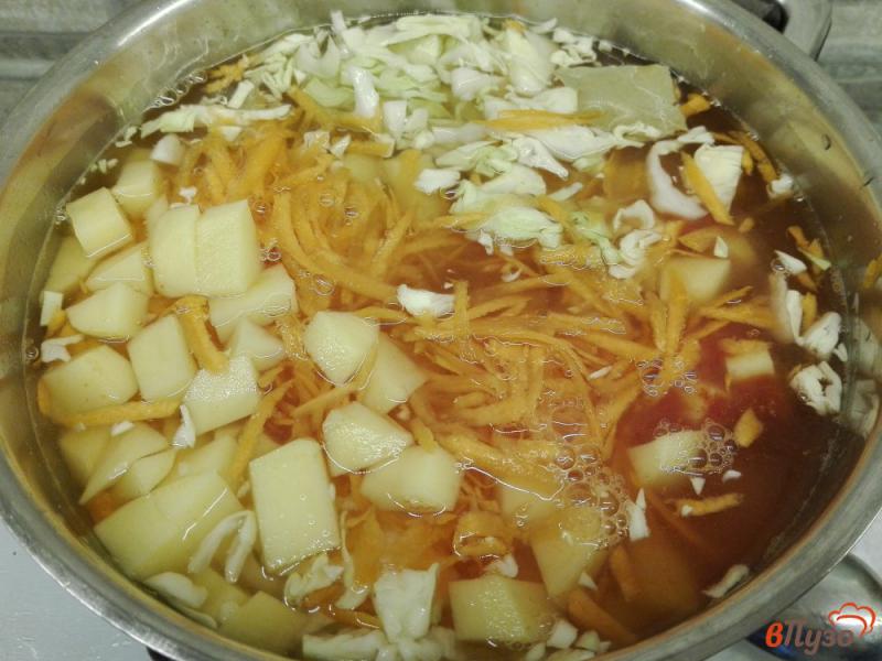 Фото приготовление рецепта: Капустный суп с фрикадельками шаг №5