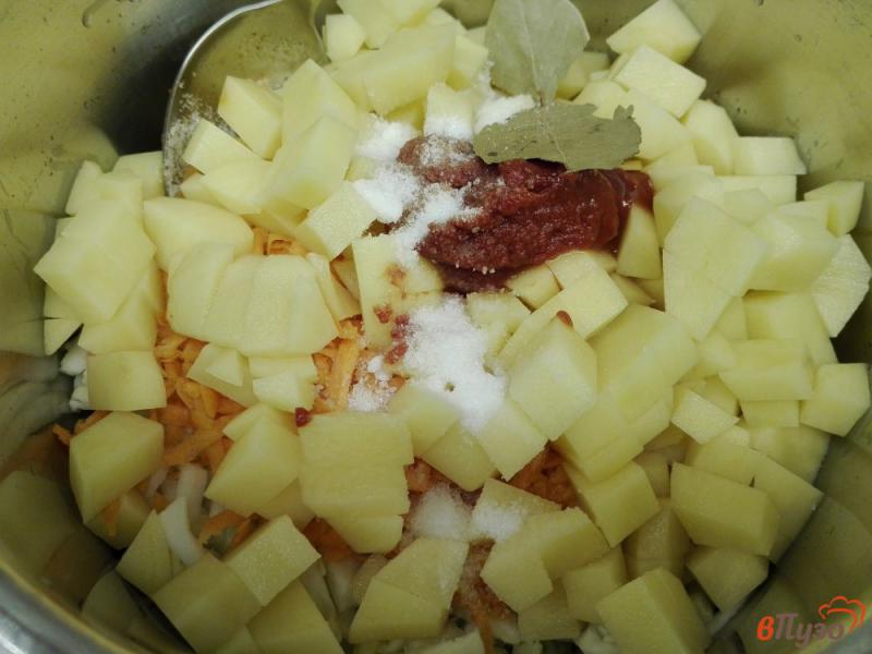 Фото приготовление рецепта: Капустный суп с фрикадельками шаг №4