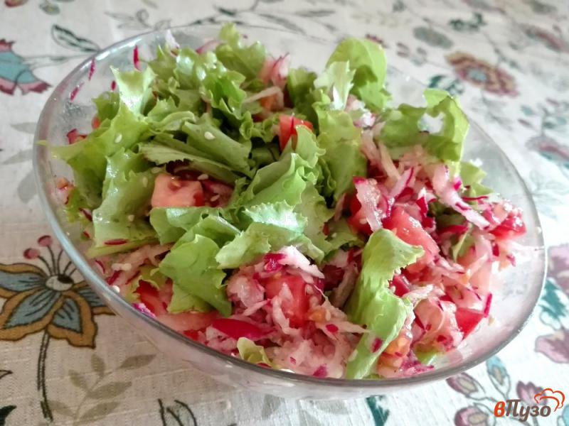 Фото приготовление рецепта: Салат с редисом и помидорами шаг №6