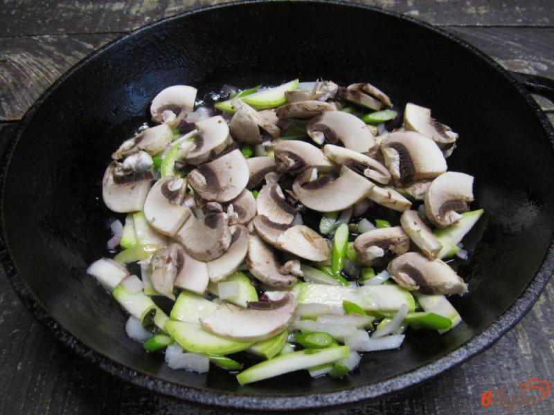 Фото приготовление рецепта: Шакшука с грибами и кабачком шаг №3