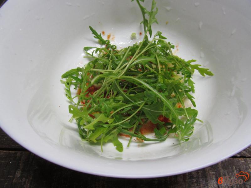Фото приготовление рецепта: Салат с клубникой и ветчиной шаг №2