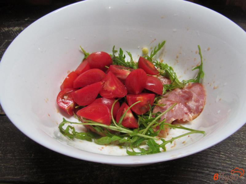 Фото приготовление рецепта: Салат с клубникой и ветчиной шаг №4