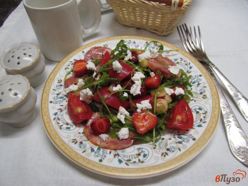 Фото приготовление рецепта: Салат с клубникой и ветчиной шаг №6