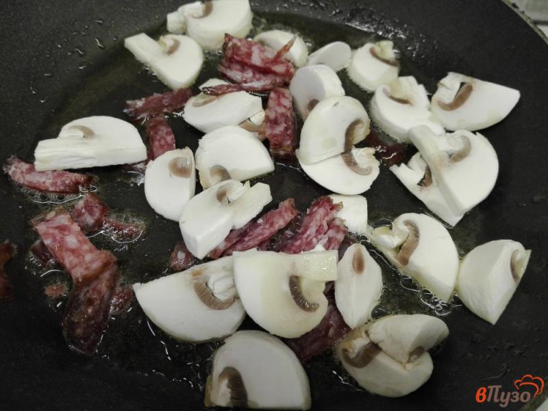 Фото приготовление рецепта: Омлет с колбасой, шампиньонами и прованскими травами шаг №4