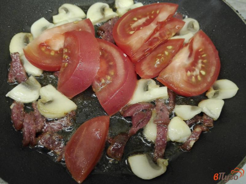 Фото приготовление рецепта: Омлет с колбасой, шампиньонами и прованскими травами шаг №5