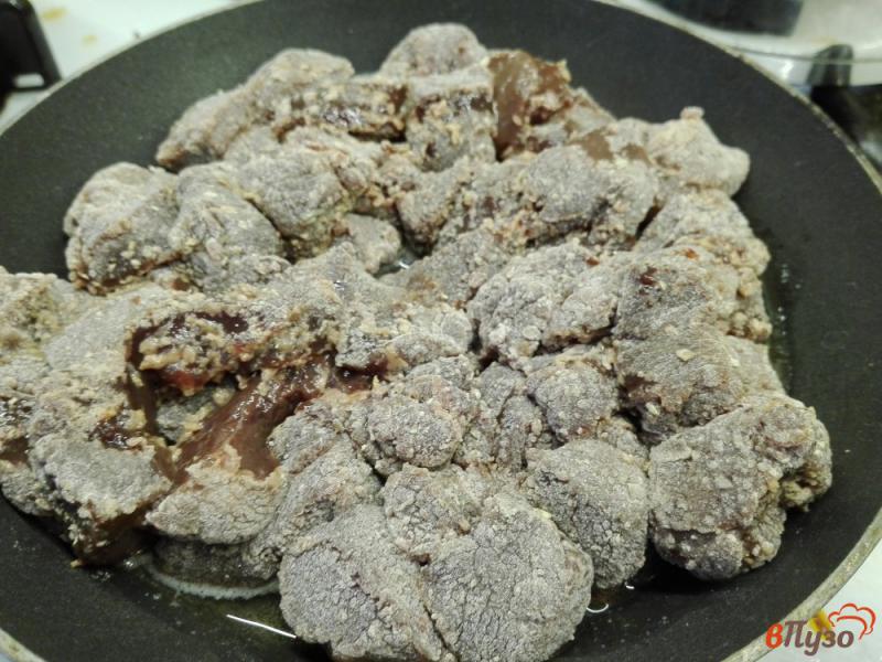 Фото приготовление рецепта: Говяжья печень в сливочном соусе шаг №6