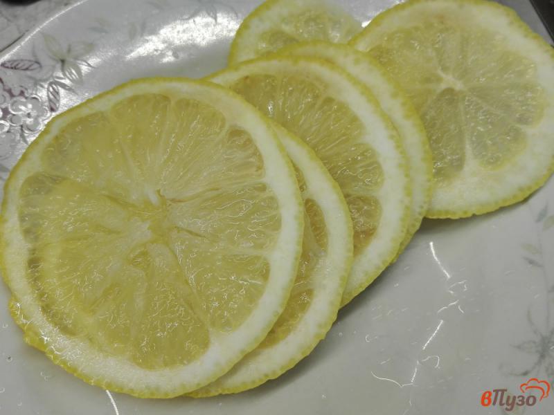 Фото приготовление рецепта: Освежающий напиток с лимоном и клубникой шаг №2