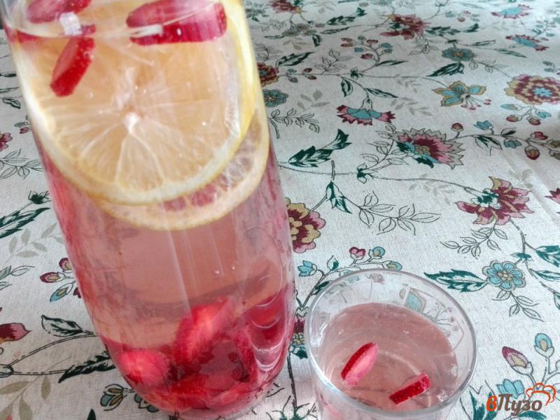 Фото приготовление рецепта: Освежающий напиток с лимоном и клубникой шаг №5