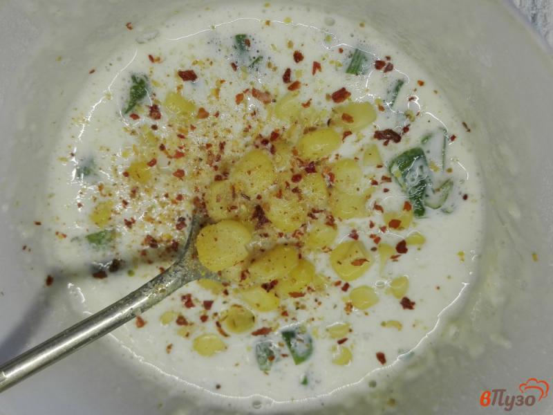 Фото приготовление рецепта: Пряный омлет с кукурузой и зеленым луком шаг №5
