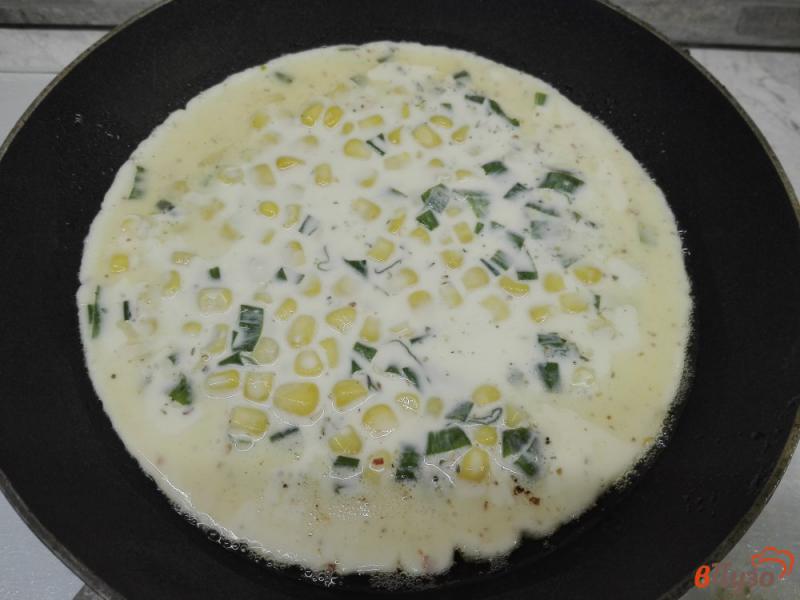 Фото приготовление рецепта: Пряный омлет с кукурузой и зеленым луком шаг №6