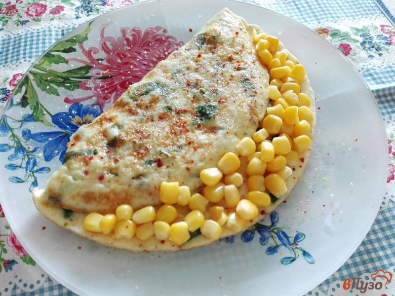 Фото приготовление рецепта: Пряный омлет с кукурузой и зеленым луком шаг №7
