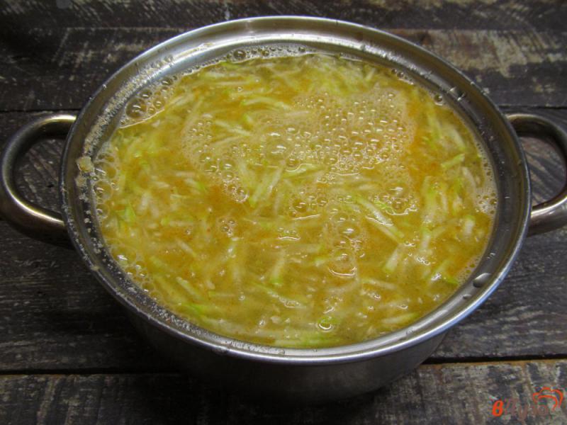 Фото приготовление рецепта: Суп из кабачка с куриными фрикадельками шаг №6