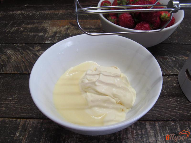 Фото приготовление рецепта: Мороженое на сметане с клубникой шаг №2