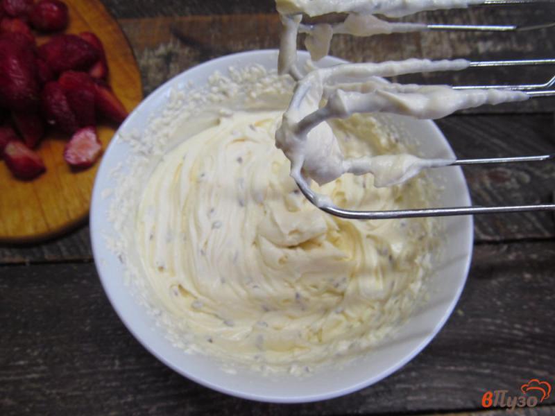 Фото приготовление рецепта: Мороженое на сметане с клубникой шаг №4