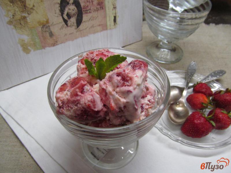 Фото приготовление рецепта: Мороженое на сметане с клубникой шаг №8
