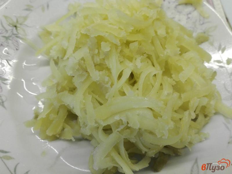 Фото приготовление рецепта: Свекольный салат с картофелем, огурцом и кукурузой шаг №3