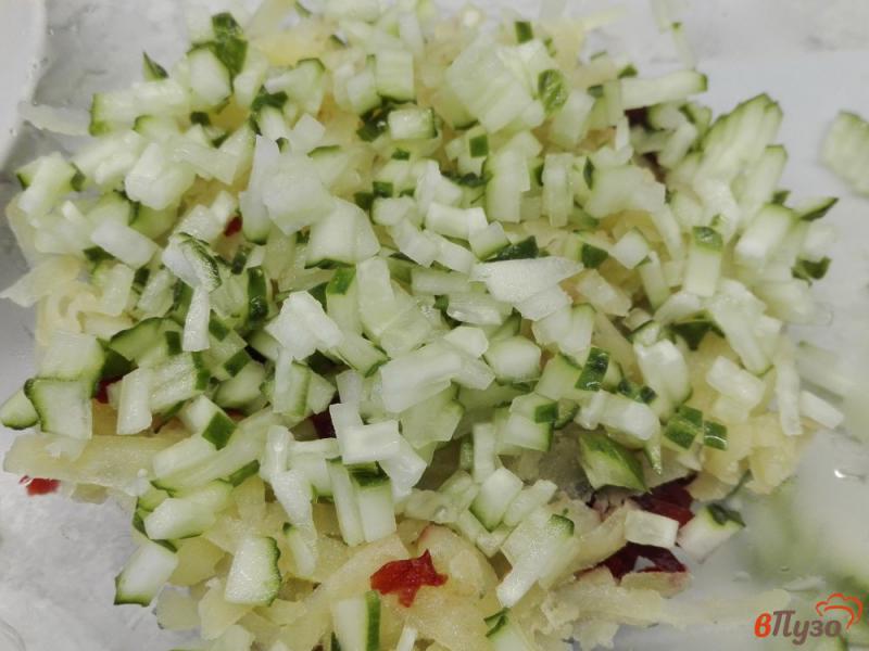 Фото приготовление рецепта: Свекольный салат с картофелем, огурцом и кукурузой шаг №4