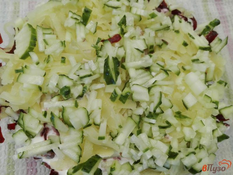 Фото приготовление рецепта: Свекольный салат с картофелем, огурцом и кукурузой шаг №6