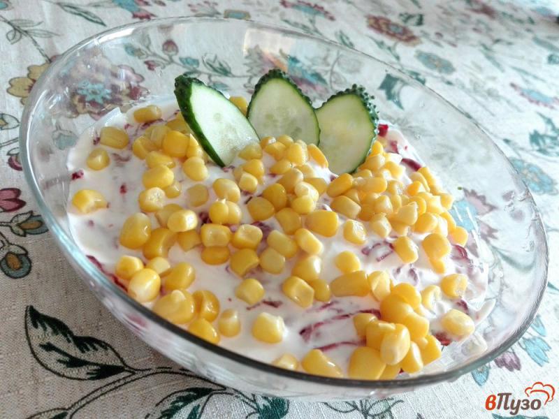 Фото приготовление рецепта: Свекольный салат с картофелем, огурцом и кукурузой шаг №9