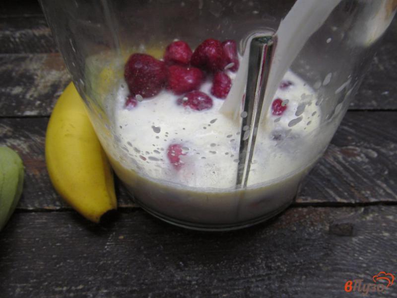 Фото приготовление рецепта: Молочный коктейль из клубники с бананом и кабачком шаг №2