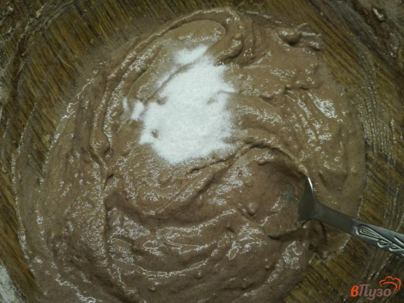 Фото приготовление рецепта: Влажный шоколадный пирог с клубникой шаг №5