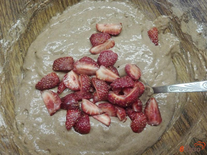 Фото приготовление рецепта: Влажный шоколадный пирог с клубникой шаг №7