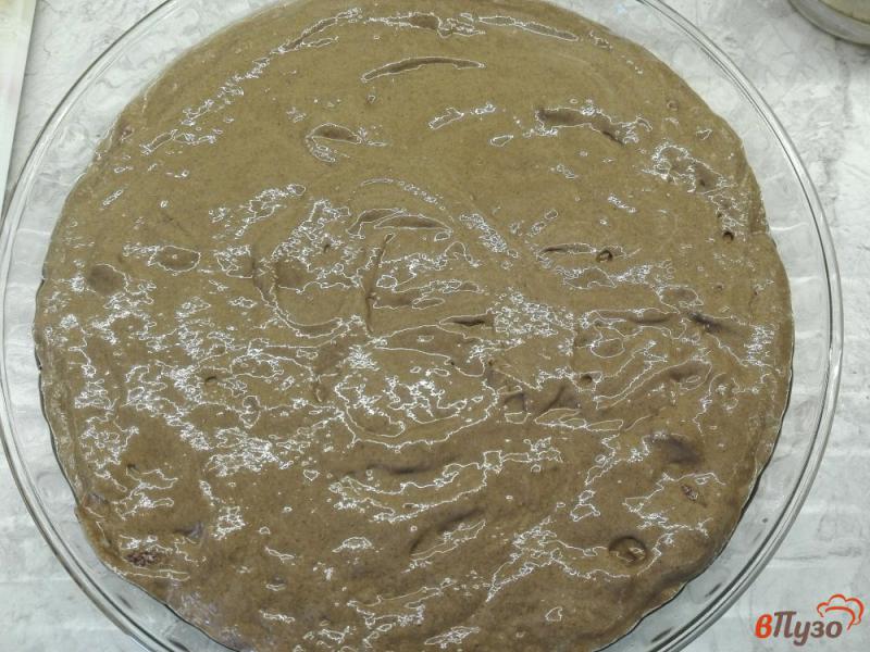 Фото приготовление рецепта: Влажный шоколадный пирог с клубникой шаг №8