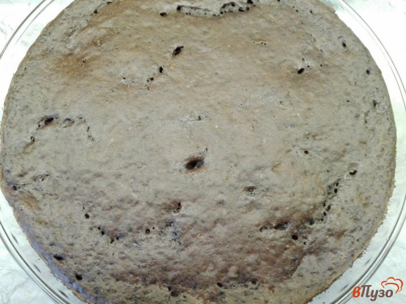 Фото приготовление рецепта: Влажный шоколадный пирог с клубникой шаг №9
