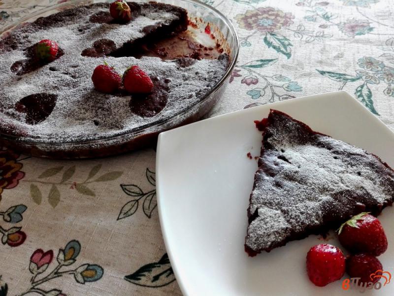 Фото приготовление рецепта: Влажный шоколадный пирог с клубникой шаг №10