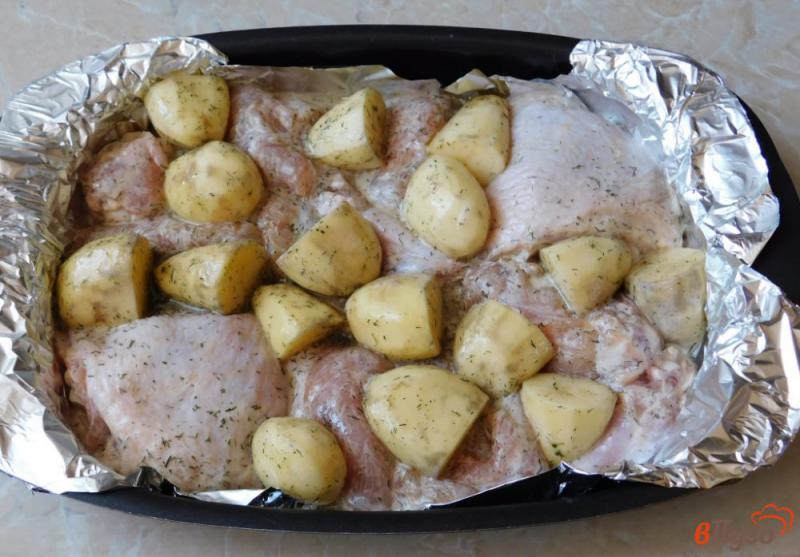Фото приготовление рецепта: Курица с картошкой в духовке шаг №4