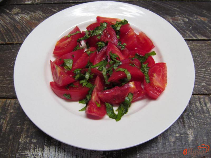 Фото приготовление рецепта: Салат из помидоров с сумахом шаг №2