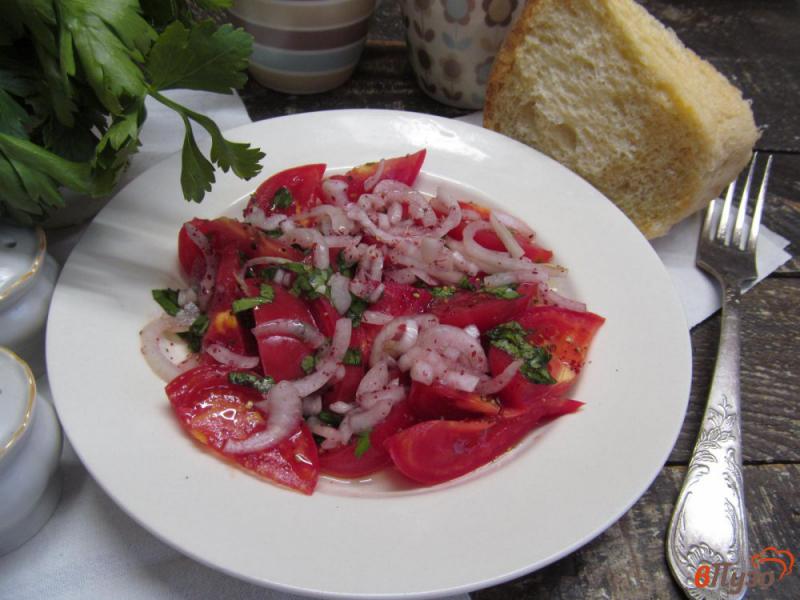 Фото приготовление рецепта: Салат из помидоров с сумахом шаг №5