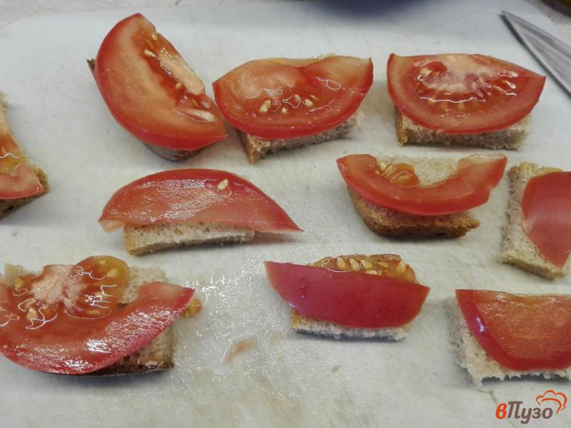 Фото приготовление рецепта: Закусочные конвертики с мясом и помидорами шаг №2