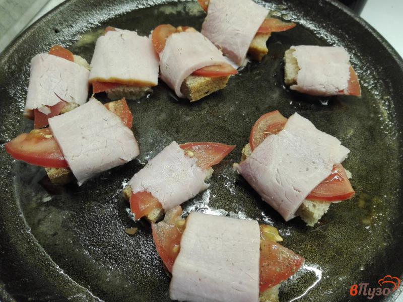 Фото приготовление рецепта: Закусочные конвертики с мясом и помидорами шаг №5