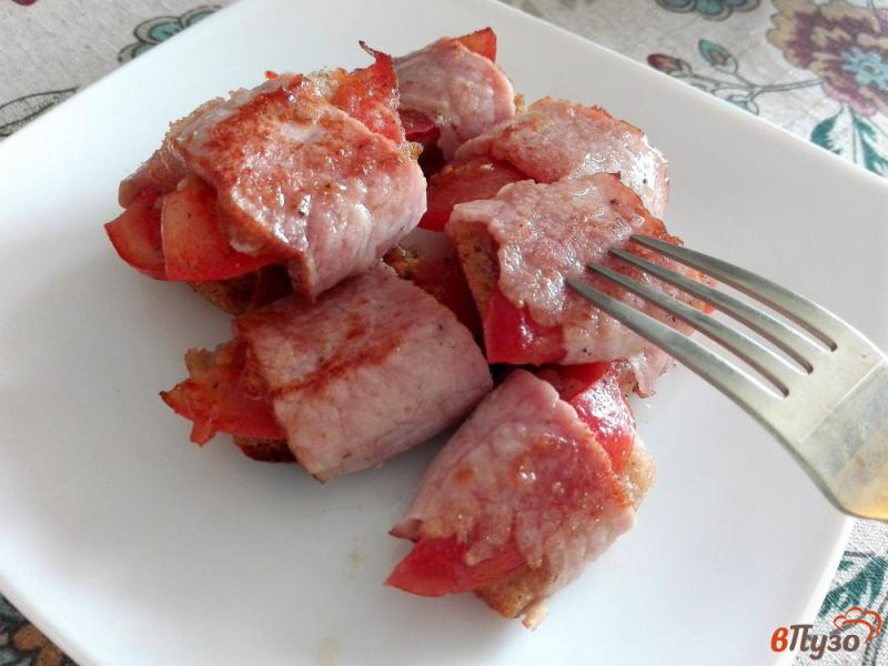 Фото приготовление рецепта: Закусочные конвертики с мясом и помидорами шаг №6