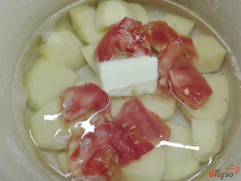 Фото приготовление рецепта: Картофельный крем-суп с сыром и зеленью шаг №2