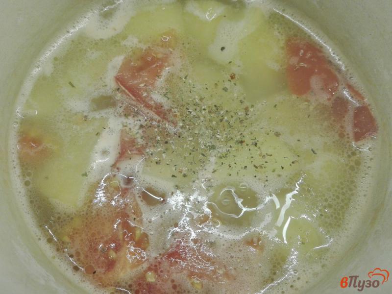 Фото приготовление рецепта: Картофельный крем-суп с сыром и зеленью шаг №3
