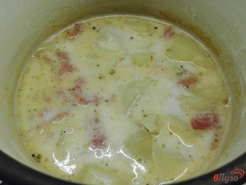 Фото приготовление рецепта: Картофельный крем-суп с сыром и зеленью шаг №4