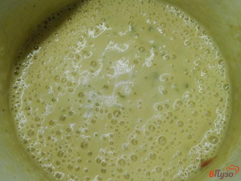 Фото приготовление рецепта: Картофельный крем-суп с сыром и зеленью шаг №6