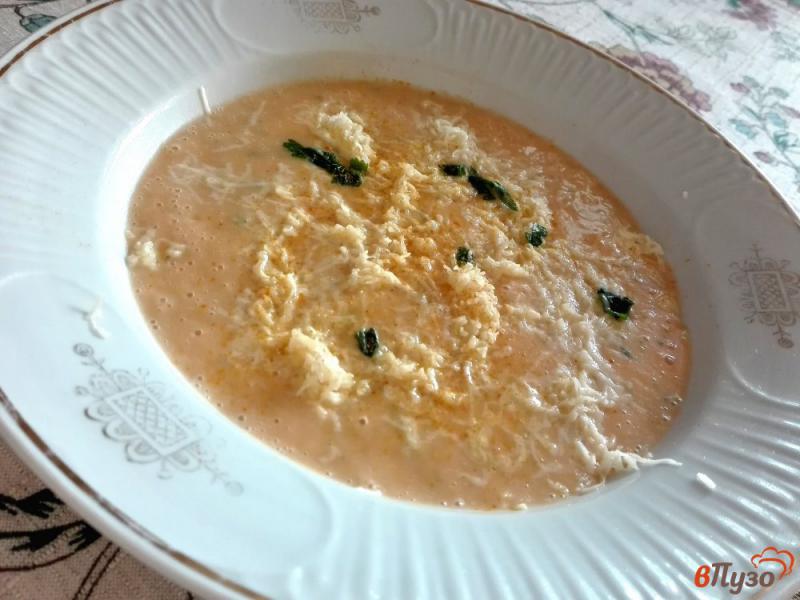 Фото приготовление рецепта: Картофельный крем-суп с сыром и зеленью шаг №8