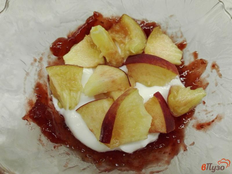 Фото приготовление рецепта: Йогурт с персиком, клубникой и семенами льна шаг №4