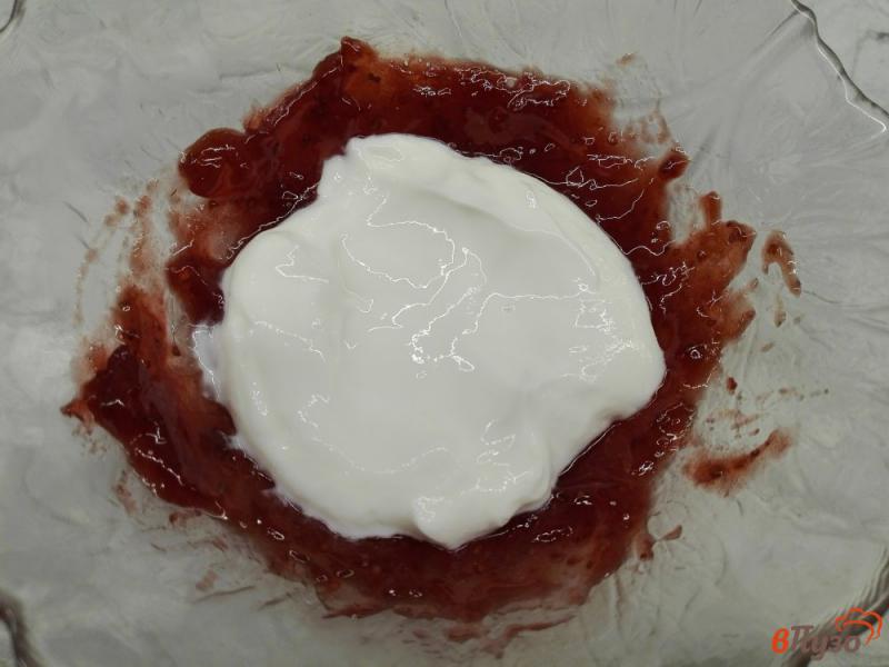 Фото приготовление рецепта: Йогурт с персиком, клубникой и семенами льна шаг №3