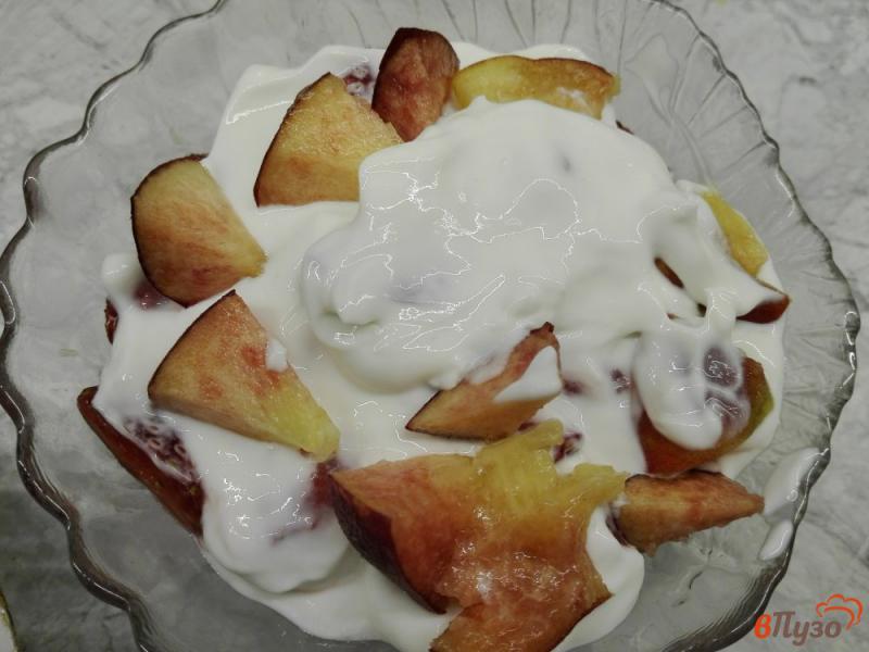Фото приготовление рецепта: Йогурт с персиком, клубникой и семенами льна шаг №7